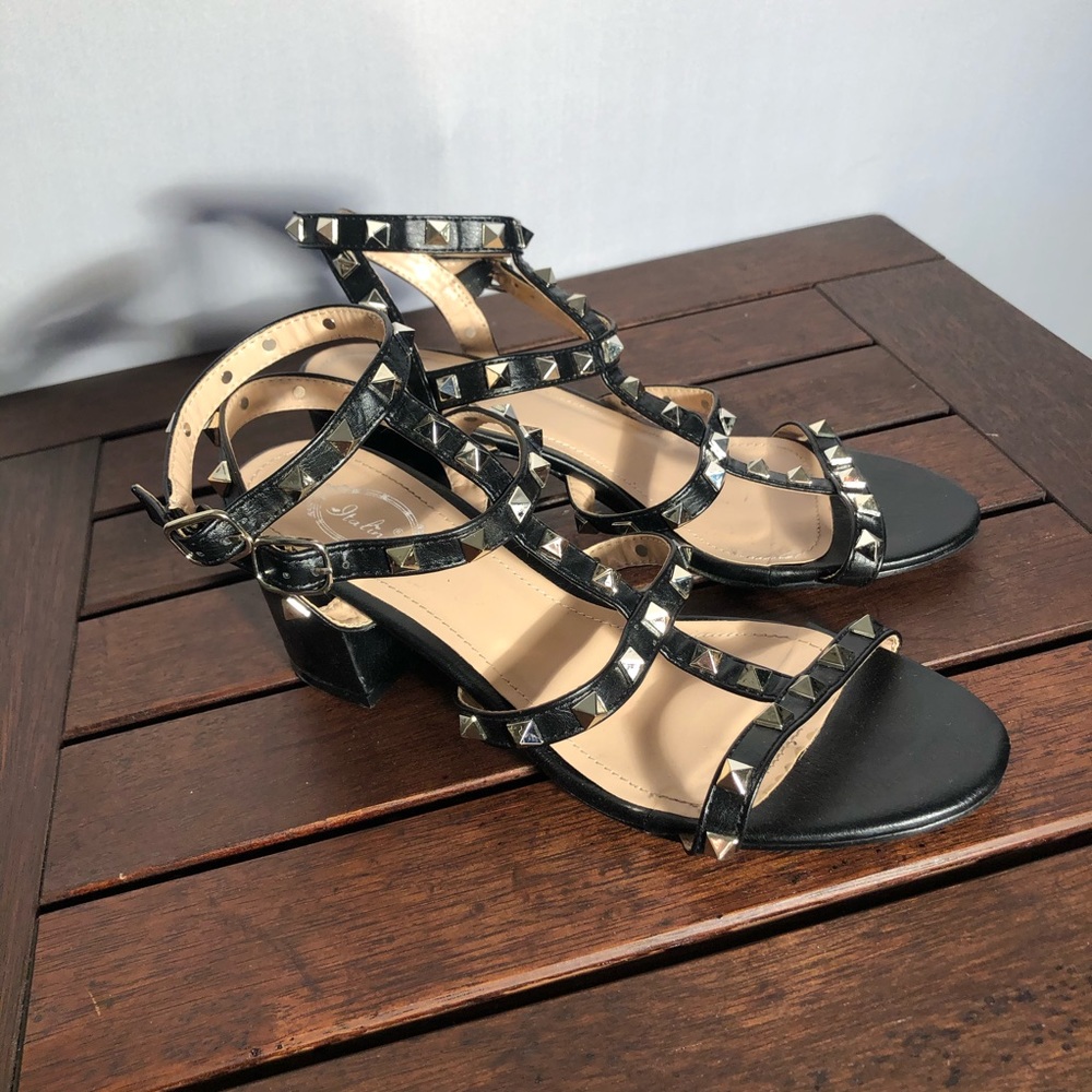 Italina Black Gold Studded Sandals QQ6